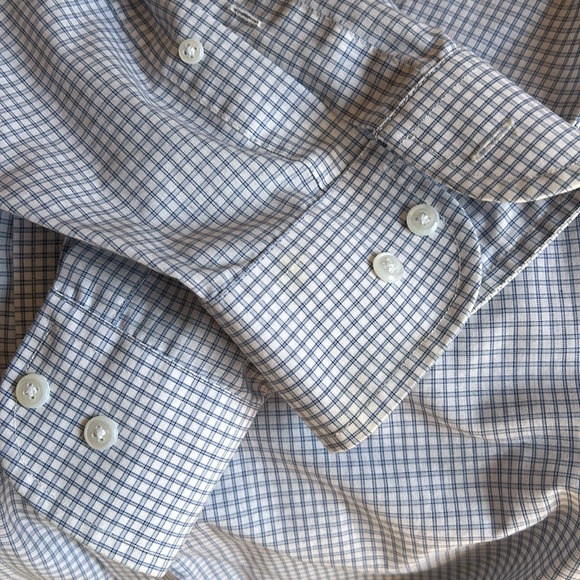 2 wrinkle free shirts - Picture 4 of 5